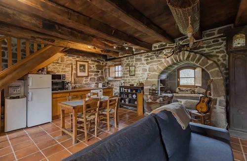 Chaumeil Maison | Homerez - Maison à Chaumeil avec cheminée