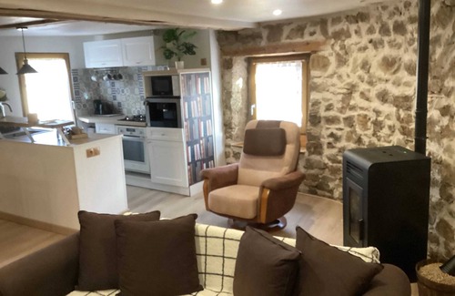 Saint-Romain Maison | Homerez - House in Saint-Romain.