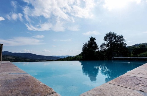 Umbertide Villa | Homerez - Villa pour 16 pers. avec piscine, jardin et terrasse à Pérouse