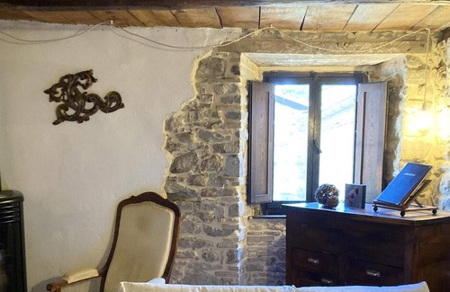 Caprese Michelangelo Maison | Homerez - Nice house for 6 ppl. with balcony at Caprese Michelangelo