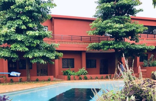 Porto-Novo Appartement | Homerez - Appartement pour 6 pers. avec piscine partagée et jardin à Porto-Novo