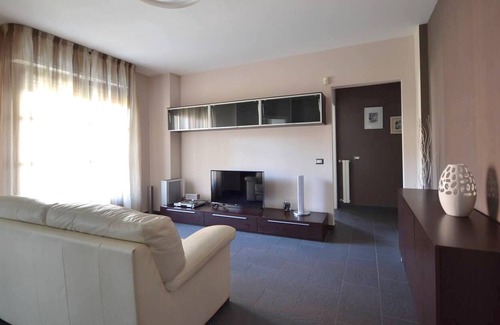 Vercelli Appartement | Homerez - Joli appartement pour 3 pers. avec jardin et terrasse à Vercelli