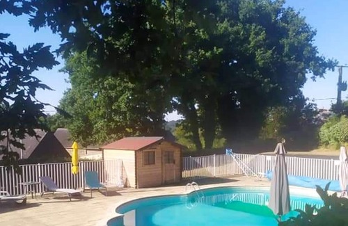 Rostrenen Maison | Homerez - Maison pour 5 pers. avec piscine partagée et terrasse à Rostrenen