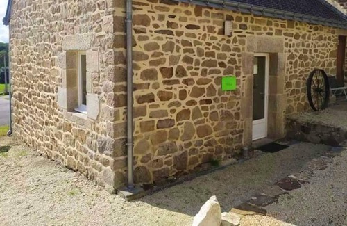 Rostrenen Maison | Homerez - Maison pour 3 pers. avec piscine partagée et terrasse à Rostrenen