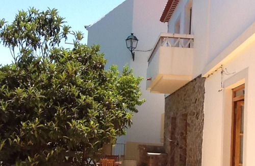 Aljezur Maison | Homerez - Maison à 8 km de la plage pour 4 pers. avec jardin et balcon à Aljezur