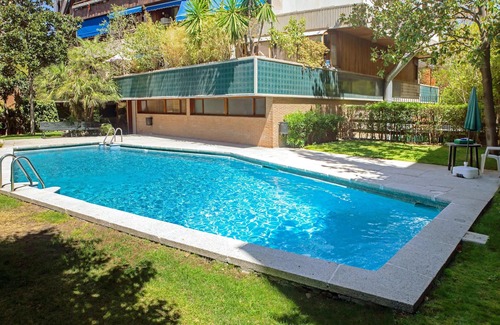 Nueva Espana Appartement | Homerez - Studio pour 2 pers. avec piscine partagée, jardin et terrasse à Madrid