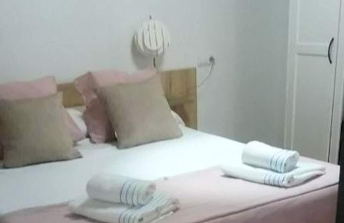 Doctor Barraquer-Grupo Renfe-Policlinico Appartement | Homerez - Nice studio for 2 ppl. at Sevilla