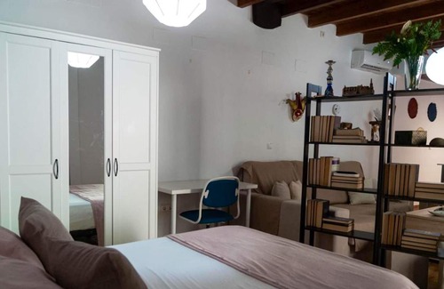 Doctor Barraquer-Grupo Renfe-Policlinico Appartement | Homerez - Nice studio for 2 ppl. at Sevilla