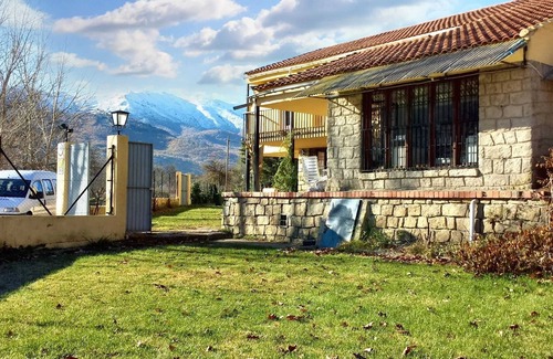 Navaluenga Maison | Homerez - Grande maison conviviale à Navaluenga avec vue sur le lac