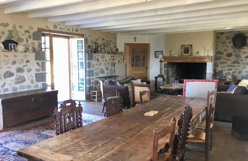 Aurillac Maison | Homerez - Maison spacieuse avec vue sur la montagne à Naucelles
