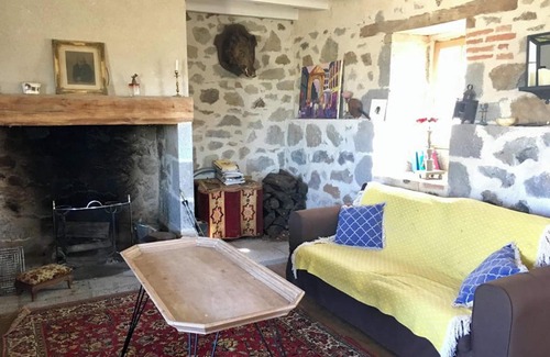 Aurillac Maison | Homerez - Maison spacieuse avec vue sur la montagne à Naucelles