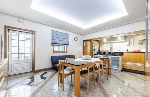 Paredes Maison | Homerez - Maison spacieuse avec piscine à Vandoma