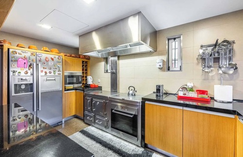 Paredes Maison | Homerez - Maison spacieuse avec piscine à Vandoma