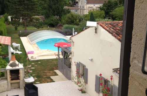 Saint-Jean-d'Angely Appartement | Homerez - Studio pour 3 pers. avec piscine et jardin à Saint-Jean-d'Angély