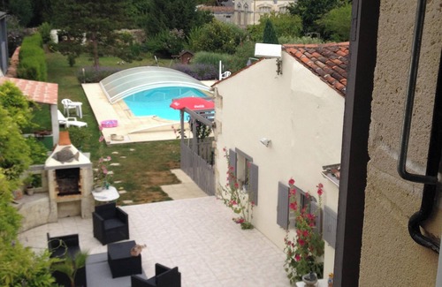 Saint-Jean-d'Angely Appartement | Homerez - Studio St-Jean-d'Angély