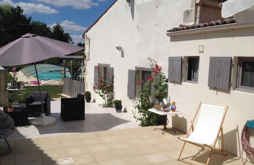 Saint-Jean-d'Angely Appartement | Homerez - Studio St-Jean-d'Angély