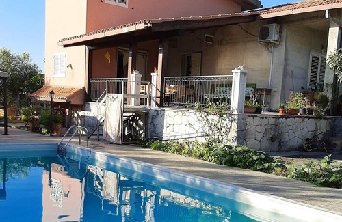 Augusta Villa | Homerez - Villa à 8 km de la plage pour 6 pers. avec piscine partagée à Augusta