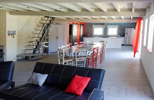 Voissay Villa | Homerez - Villa pour 15 pers. avec piscine, jardin, terrasse et balcon à Voissay