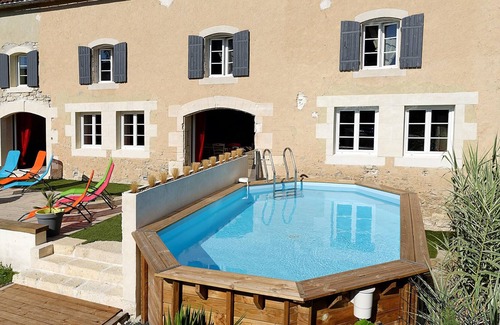 Voissay Villa | Homerez - Villa pour 15 pers. avec piscine, jardin, terrasse et balcon à Voissay