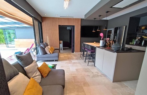 Vayrac Villa | Homerez - Villa pour 4 pers. avec piscine, jacuzzi, jardin et terrasse à Vayrac