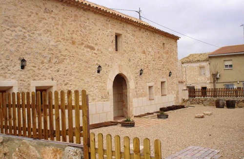 Villa de Ves Villa | Homerez - Villa pour 8 pers. avec piscine, jardin et terrasse à Villa de Ves