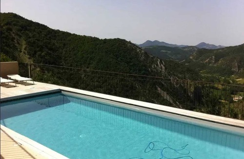 Saint-Ferreol-Trente-Pas Villa | Homerez - Villa pour 16 pers. avec piscine, jardin et terrasse à Chaudebonne