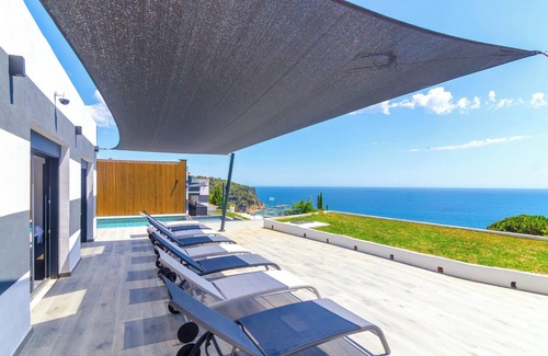 Lloret de Mar Villa | Homerez - Villa à Lloret de Mar, vue jardin et piscine