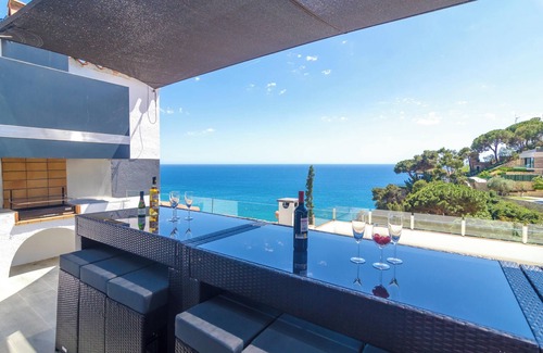 Lloret de Mar Villa | Homerez - Villa à Lloret de Mar, vue jardin et piscine