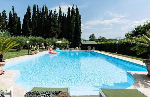Pisa Villa | Homerez - Villa à Pise, piscine partagée.