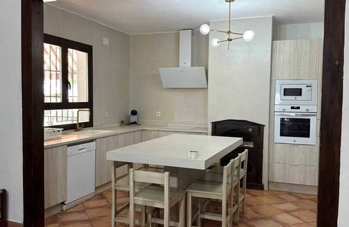 Villamartin Villa | Homerez - Villa spacieuse avec piscine privée à Villamartin