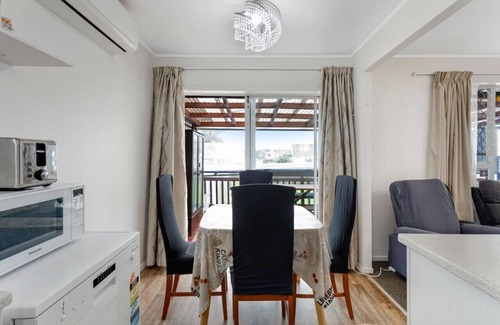 Glen Eden Maison | Homespun Unit with deck, air-con and parking