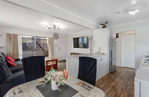 Glen Eden Maison | Homespun Unit with deck, air-con and parking