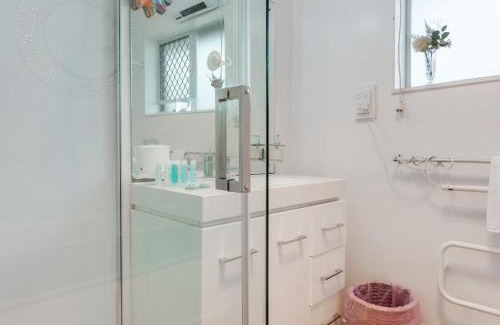 Auckland Maison | Homespun Unit with deck, air-con and parking