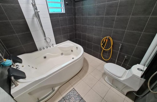 Hulu Kinta Maison | HOMESTAY EPOH MANJOI WITH PRIVATE POOL AND JACUZZI