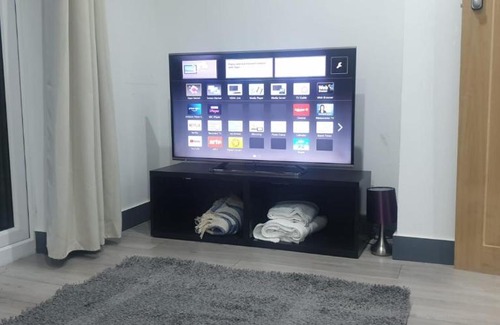Seisdon Maison | Homestay in Birmingham Sleeps 8 - Free Parking & Wifi