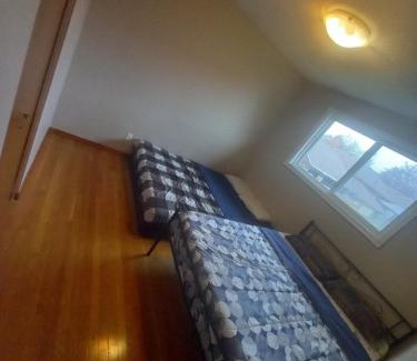 Kitchener Maison | Homestay Near Victoria Park- FREE WIFI & PARKING-TOP LOCATION