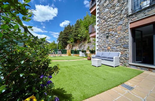 Anyos Appartement | HomeSweetViews Anyós - entire apartment wifi views and parking