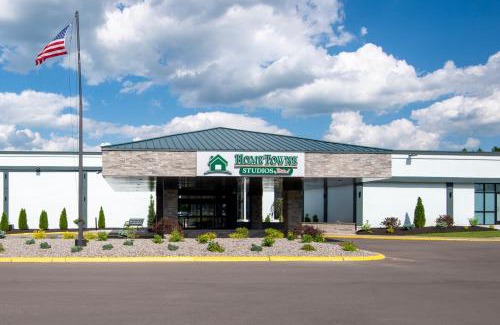 Cortland Hôtel | HomeTowne Studios by Red Roof & Conference Center Cortland