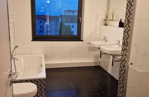 Nord-Mitte Appartement | Homey Apartments Harbour Suite - Parking, 2 Bathrooms, Elevator, City