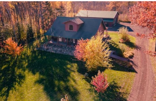 Sandstone Maison | Homey cabin