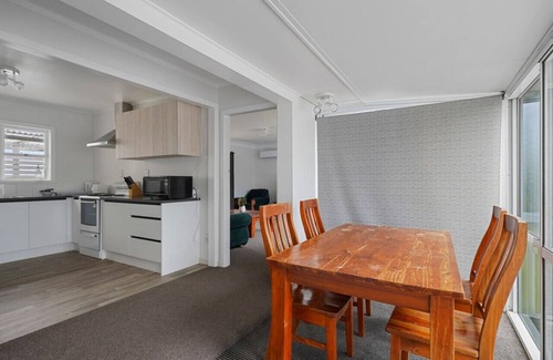 Papatoetoe Maison | Homey Hideaway 3 BR w Parking , Wi-fi and Netflix