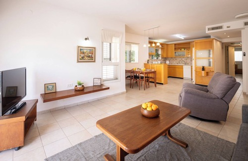 Haifa Appartement | Homey Kiryat Haim Apt by Sea N Rent