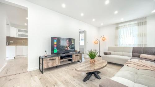 Cluses Maison | HOMEY SAKINE- Proche centre- Netflix- Wifi