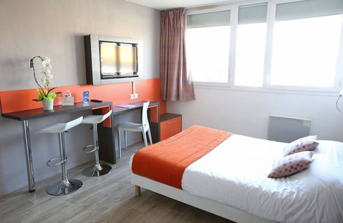 Chevilly-Larue Hôtel | Homey Studio: Paid Breakfast & Metro Nearby - Enjoy Parisian Trip!