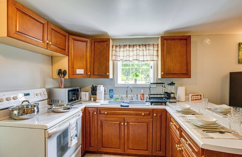 Mount Pleasant Mills Appartement | Honey Bee Farm On-Site: Susquehanna Valley Apt!