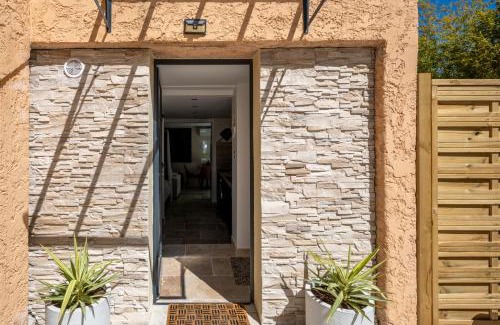 La Ciotat Appartement | Honey Moon - studio romantique Jacuzzi et écran cinema