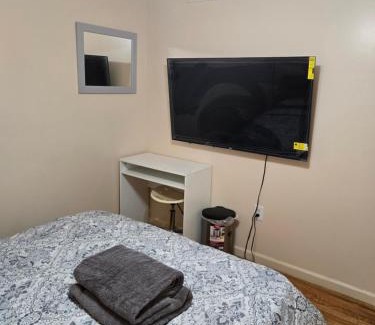 Lower Vailsburg Maison | Honey queen room 5