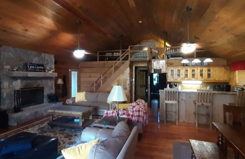 Jefferson Maison | Honey's Place waterfront Vacation rental Karnack Texas Caddo Lake
