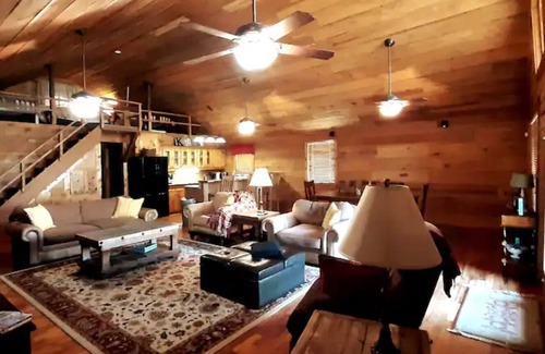 Jefferson Maison | Honey's Place waterfront Vacation rental Karnack Texas Caddo Lake