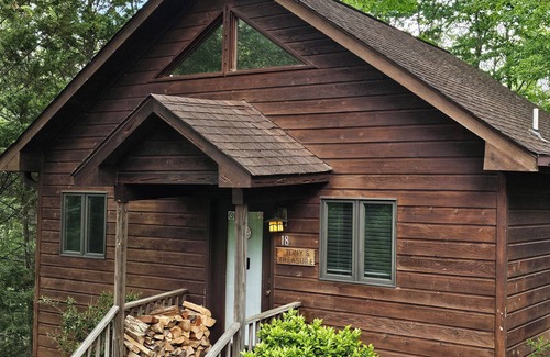 Skyland Cabine | Honeymoon cabin for 2 w/hottub 6mi to DT Asheville